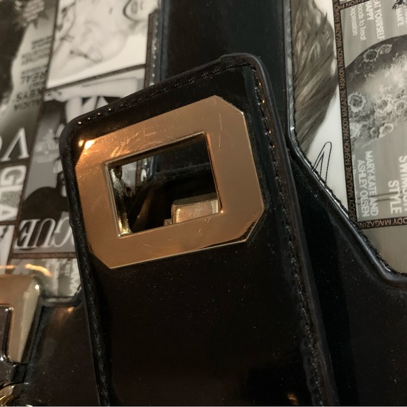 Black and White Graphic Shoulder Bag - Picture 7 of 7